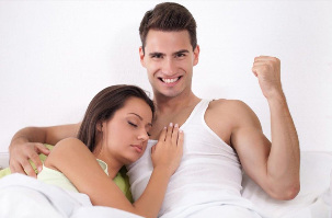 Силен мъж в леглото с момиче
