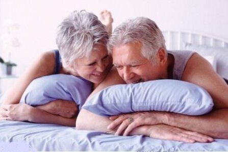 възрастна двойка в леглото