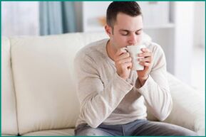 Мъж пие чай с мента, искайки да излекува еректилна дисфункция. 